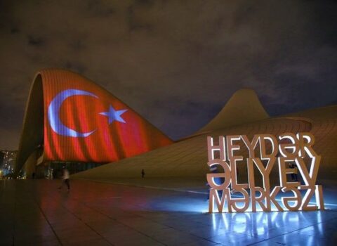 Heydər Əliyev Mərkəzi və Bakı Olimpiya Stadionu Türkiyə bayrağına büründü – FOTOLAR