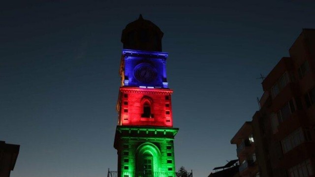 Tarixi qüllə bayrağımızın rəngləri ilə işıqlandırıldı – FOTO Tarixi qüllə bayrağımızın rəngləri ilə işıqlandırıldı – FOTO