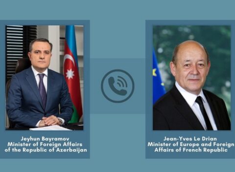 Ceyhun Bayramov fransalı həmkarına Ermənistanın humanitar atəşkəsi pozmasından danışdı