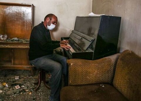 “Pianoçu” filmindəki səhnəyə bənzər REALLIQ: Gəncə sakini dağıdılmış evində piano ifa etdi – VİDEO