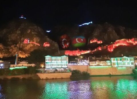 Dağ bayrağımızın rənglərinə büründü – Türkiyədən daha bir DƏSTƏK – FOTO