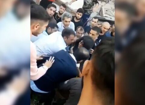 İzmirdə dağıntılar altında qalmış şəxs sağ çıxarıldı – ANBAAN VİDEO