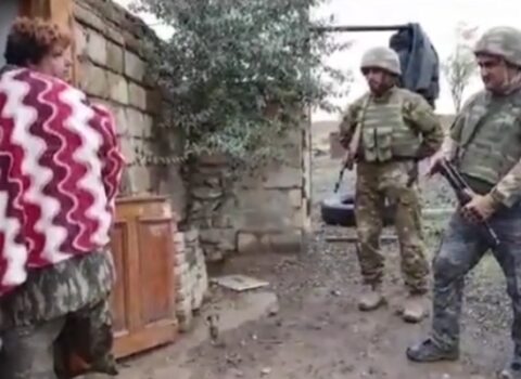 “Azərbaycan əsgəri erməni qadına yardım edərək insanlığını göstərdi” – Hikmət Hacıyev