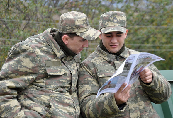 Döyüşlərdə iştirak edən şəxsi heyət arasında təbliğat işləri davam edir – FOTOLAR Döyüşlərdə iştirak edən şəxsi heyət arasında təbliğat işləri davam edir – FOTOLAR
