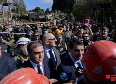 Dövlət rəsmiləri Gəncədə brifinq keçirir