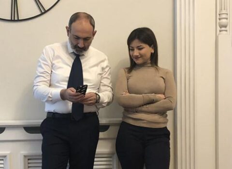 Ayk Xalatyan: “Baş nazir Paşinyan, Facebookdan real həyata qayıdın!”