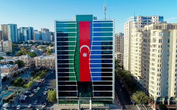 Nazirliyin binası Azərbaycan Bayrağı ilə bəzəndi – FOTO Nazirliyin binası Azərbaycan Bayrağı ilə bəzəndi – FOTO