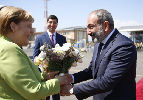Angela Merkel Nikol Paşinyanla telefonla danışdı