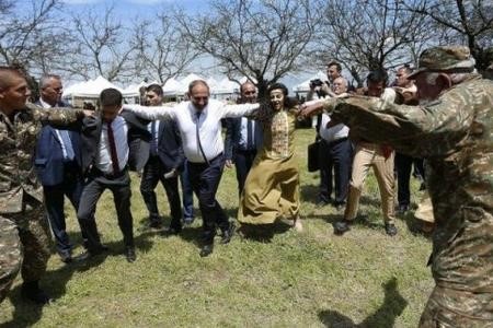 “NİKOL PAŞİNYAN ŞUŞADA MATƏM YALLISI OYNAYIR!”