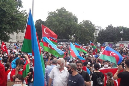 Moskva Dövlət Beynəlxalq Münasibətlər İnstitutunda tələbələr erməni təbliğatına qarşı etiraz edir