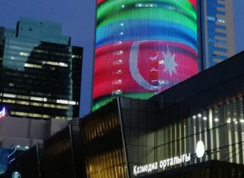 Nur-Sultan şəhərində Kazmedia binasında Azərbaycanın dövlət bayrağı əks olunub – FOTO