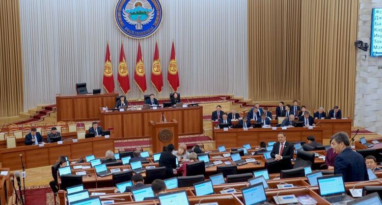 Qırğızıstan parlamentinin yeni sədri istefa verib Qırğızıstan parlamentinin yeni sədri istefa verib