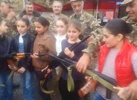 Ermənilər indi də qız uşaqlarını döyüşə hazırlayır – DƏHŞƏTLİ FOTO