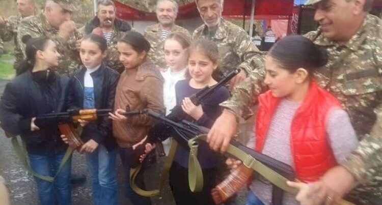 Ermənilər indi də qız uşaqlarını döyüşə hazırlayır – DƏHŞƏTLİ FOTO Ermənilər indi də qız uşaqlarını döyüşə hazırlayır – DƏHŞƏTLİ FOTO