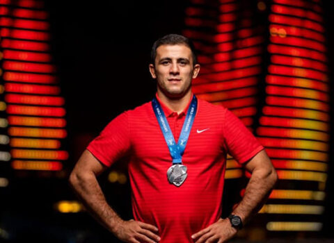 Millimizin üzvü qızıl medalını Ordu üçün hərraca çıxarır