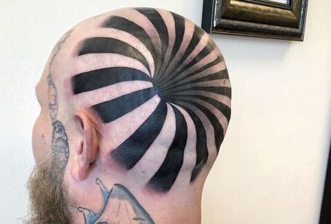 Başda dəlik effekti yaradan tatu marağa səbəb oldu – FOTO