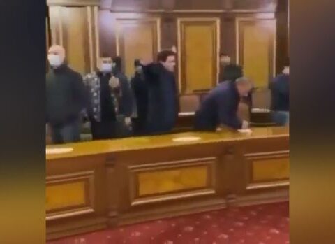 Etirazçılar Ermənistan hökumətinin iclas zalını belə ələ keçirdi – VİDEO