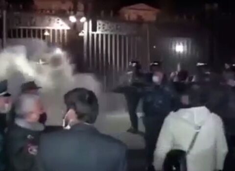 Yerevanda polis etirazçılara qarşı gözyaşardıcı qazdan istifadə edib – VİDEO
