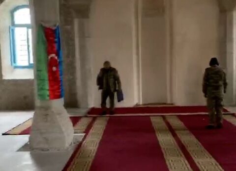 Azərbaycan əsgərləri Şuşa məscidində namaz qılır – VİDEO