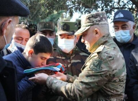 Korpus komandiri şəhid polkovnikin övladına dövlət bayrağını təqdim etdi – FOTO