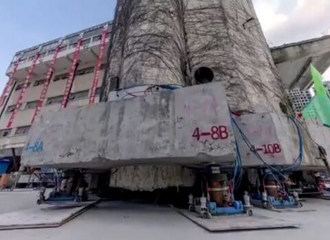 Çində məktəb binası yerdən götürülərək 62 metr kənara çəkildi – VİDEO