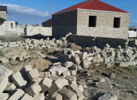 İcra Hakimiyyəti ön cəbhədə döyüşən əsgərin tikilməkdə olan evini sökdü – FOTO