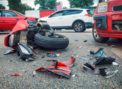Bakıda motosiklet avtomobillə toqquşdu, xəsarət alan var