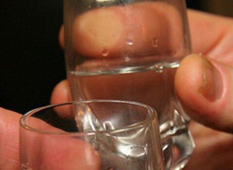 Sumqayıtda kuryoz hadisə: Araq butulkasından su çıxdı