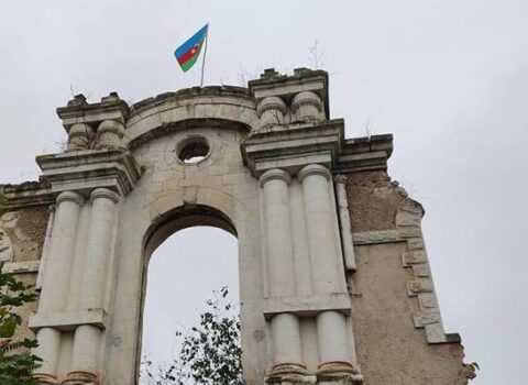 Bayrağın sancıldığı, viran qoyulan bina… – Fotolar