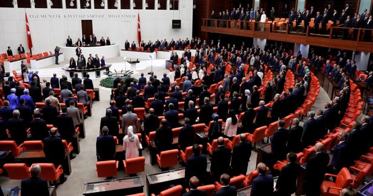 Türkiyə parlamentində ilk mandatı o aldı – FOTO