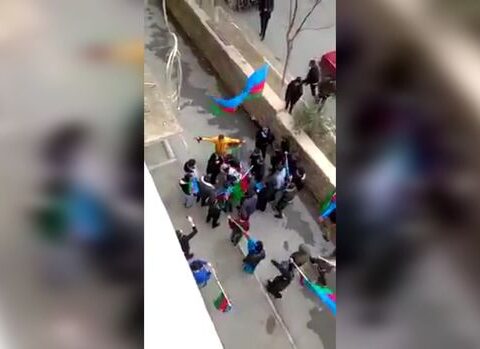 Şuşanın azadlıq xəbərinə sevinən gənclər şəhid anasının ayağından öpdülər – VİDEO