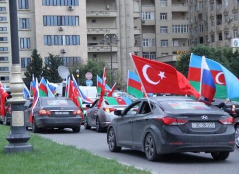 Qələbə yürüşlərində Rusiya bayrağının səbəbi – Ekspert