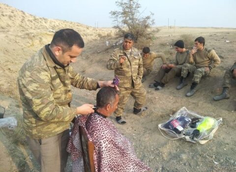 Şəkidə işləyən bərbər əsgərlərin saç-saqqalını qırxmaq üçün cəbhəyə getdi – FOTO/VİDEO