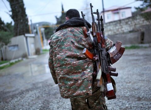Düşmən hərbçiləri Qarabağdan Ermənistana silah-sursatla qaçırlar – Erməni polisi