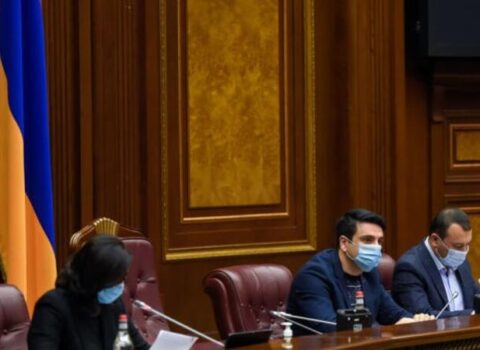 Ermənistan parlamentində SÖZ GÜLƏŞİ: “Sən bilmirsən ki, türklər…”