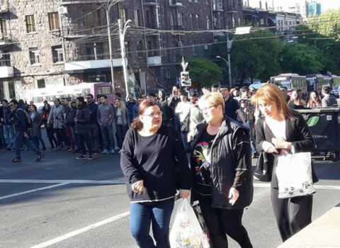 İtkin düşən əsgər valideynləri etiraz aksiyası keçirdi – Video