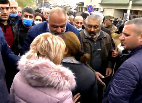 Erməni ailələri fəryad edir: “Övladlarımızı verin” – İrəvanda gərginlik
