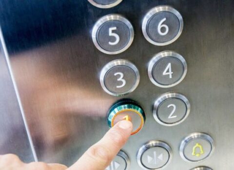Bakıda 2 nəfər liftdə qaldı
