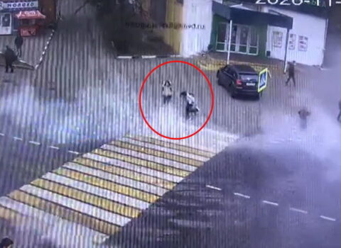 Yolu keçərkən istilik borusu partladı, uşaqlar yandı – VİDEO