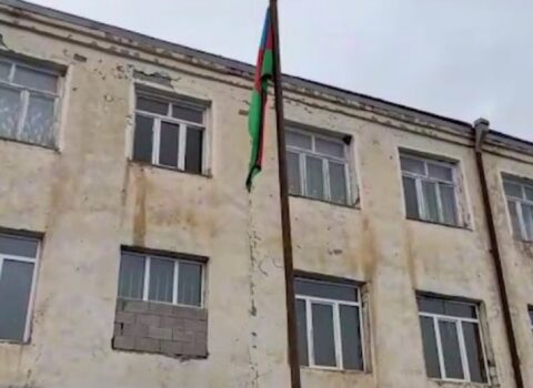 Əsgərlərimiz Gülablıda bayraq qaldırdı – FOTO
