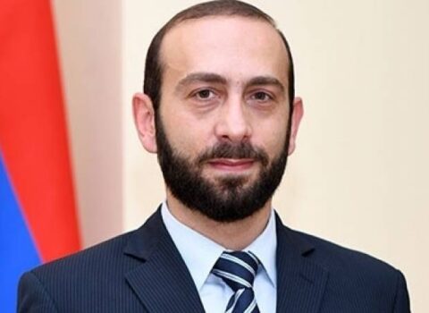 Ermənistan parlamentinin spikeri vəhşicəsinə döyüldü – FOTO