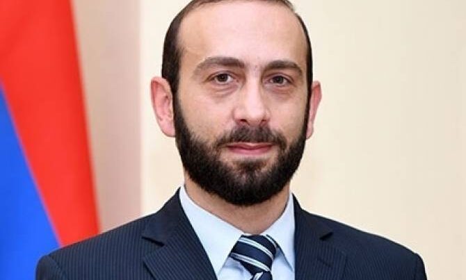 Ermənistan parlamentinin spikeri vəhşicəsinə döyüldü – FOTO Ermənistan parlamentinin spikeri vəhşicəsinə döyüldü – FOTO