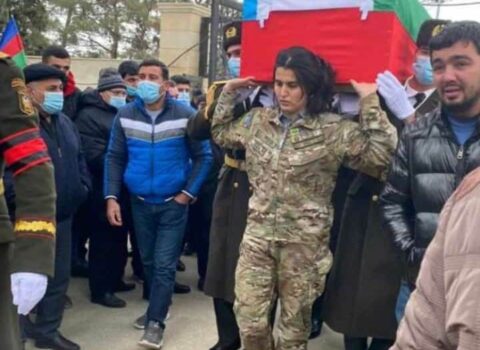 Həyat yoldaşı və qardaşı şəhid oldu: Nəşini çiyinlərində daşıdı… – FOTO