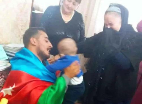 Nənəsinin “canavar”ı cəbhədən evə döndü – FOTO/VİDEO