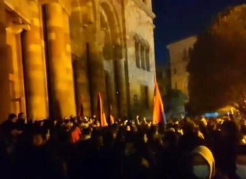 İrəvanda dövlət çevrilişi: Xalq Paşinyanın getməsini tələb edir – VİDEO