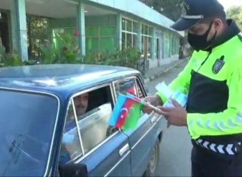 Polis sürücülərə bayraq bağışladı – FOTO