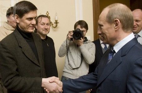 Putinin fotoqrafını küçənin ortasında döydülər – FOTOLAR