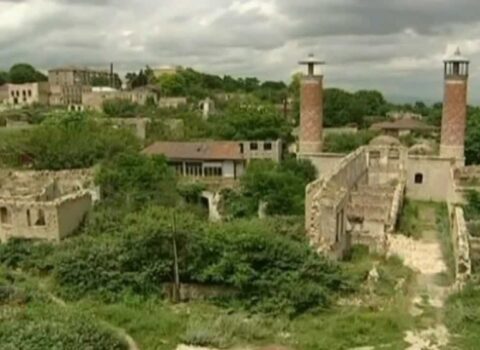 Şuşada 28 il yarımlıq işğaldan sonra öz evlərini tapan döyüşçü: “Evin yiyəsi gəldi” – TARİXİ KADRLAR