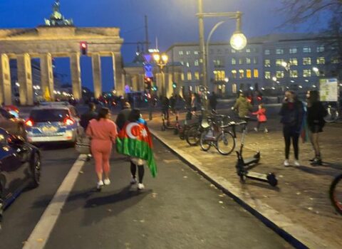 “Komsomolskaya Pravda”: Türklər Berlin küçələrində “Qarabağ uğrunda” yürüşü keçirdilər