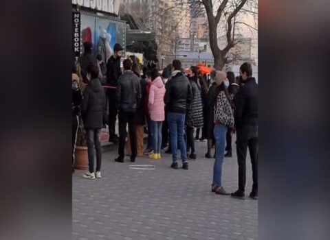 Onlayn işlədiyi deyilən mağazanın qarşısında növbə yarandı – VİDEO